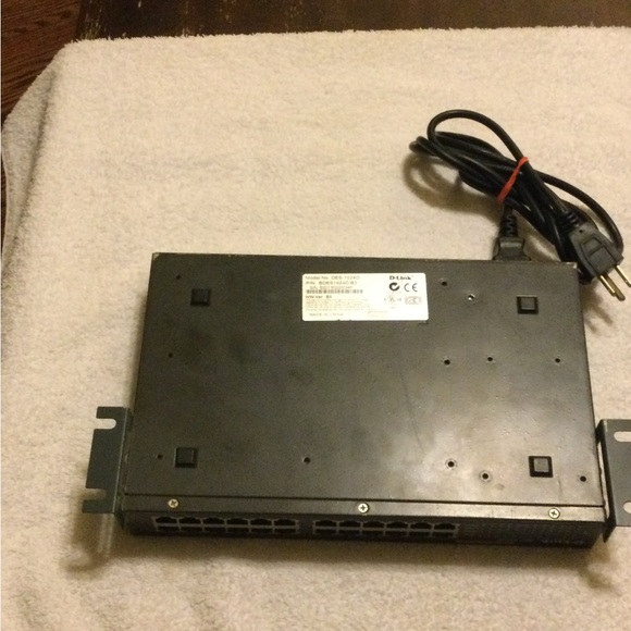 D-Link DGS-1024D 24-Port Gigabit Unmanaged Metal Desktop or Rackmount Switch (DG - Picture 7 of 8